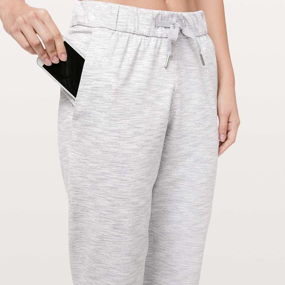 Lululemon On The Fly Pant size 4 27”inseam grey and white straight leg Wee are
